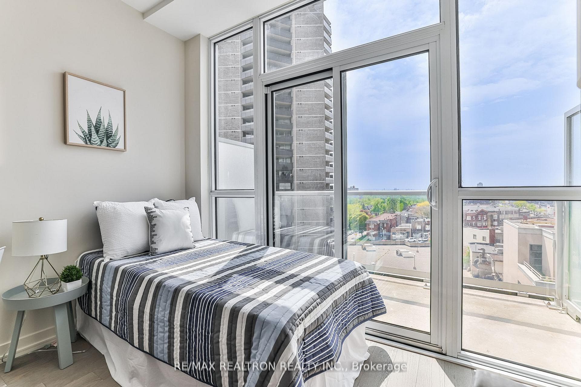 501 St Clair Avenue Unit 618 photo 3