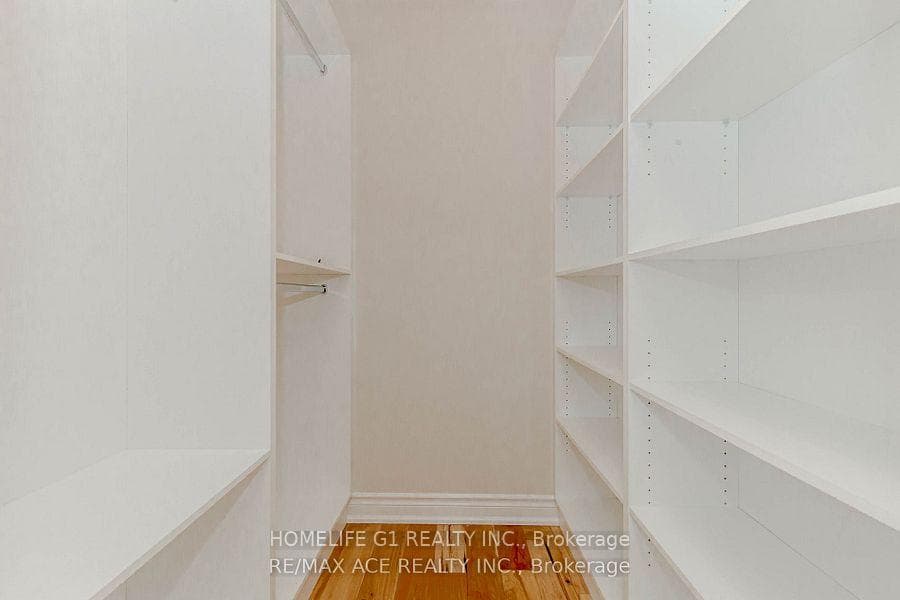 1319 Greenwood Crescent photo 9