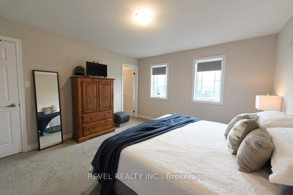 Primary Suite w/ king bed