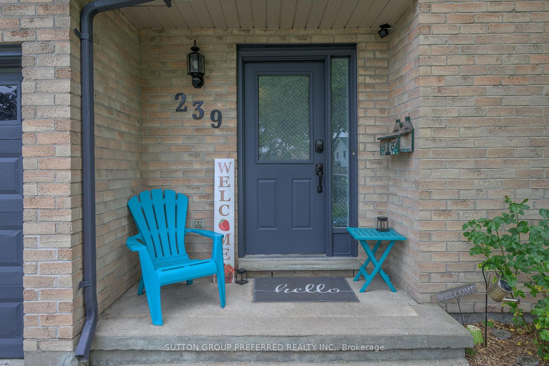 239 Portsmouth Crescent photo 2