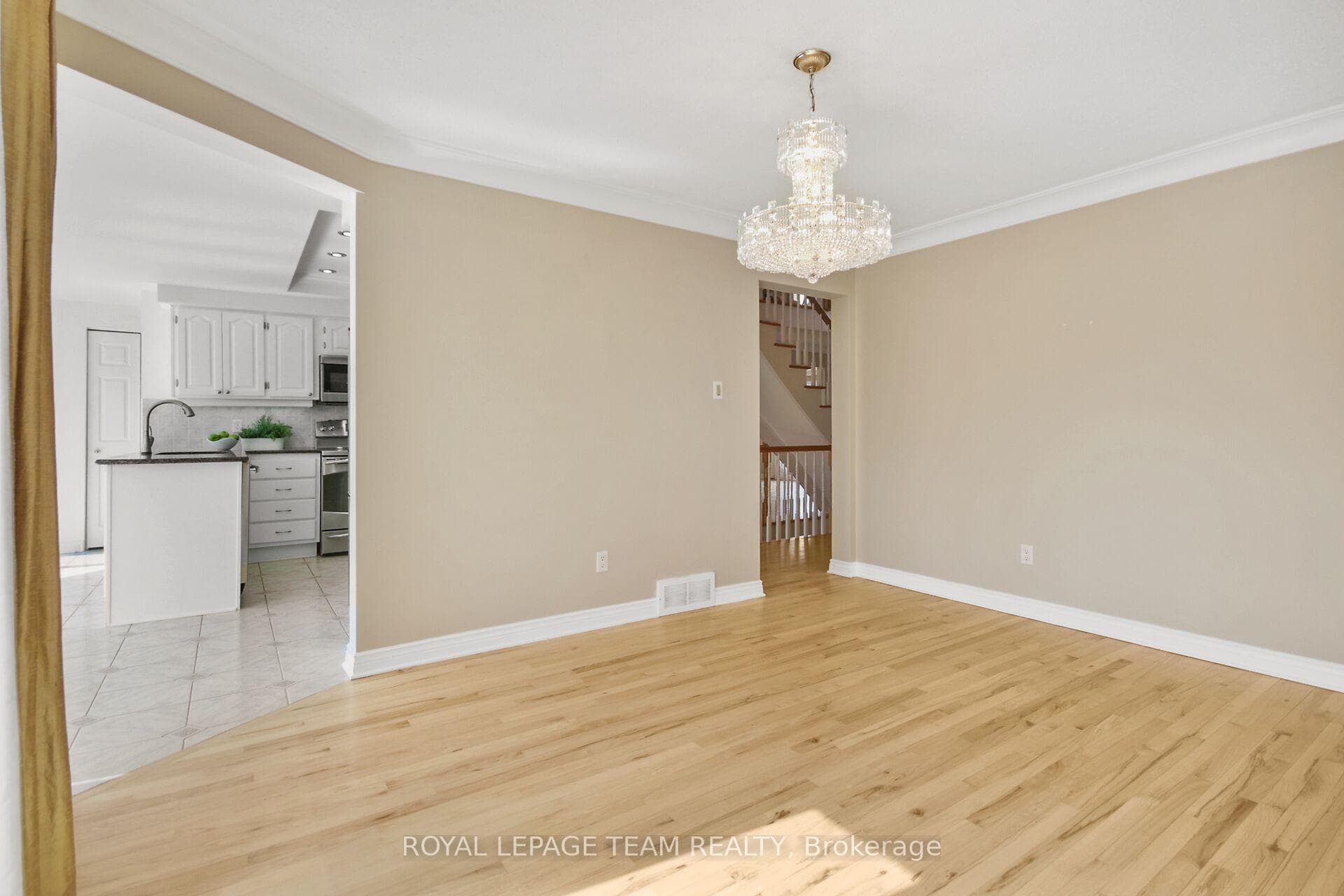Dining room with direct access to kitchen and hall