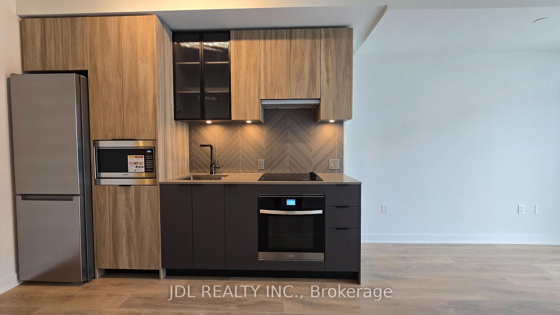 1037 The Queensway N/A Unit 419 photo 3