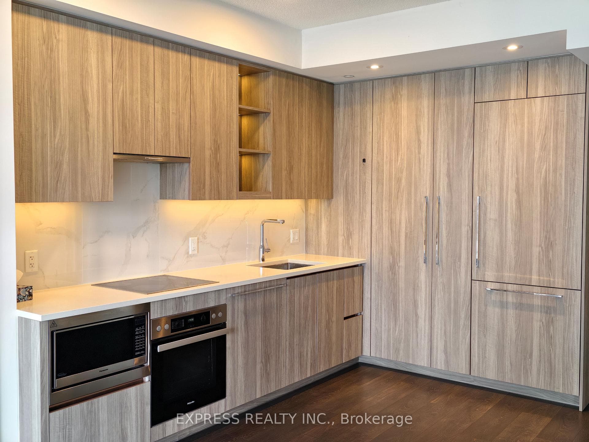 27 Mcmahon Drive Unit 2509 photo 8