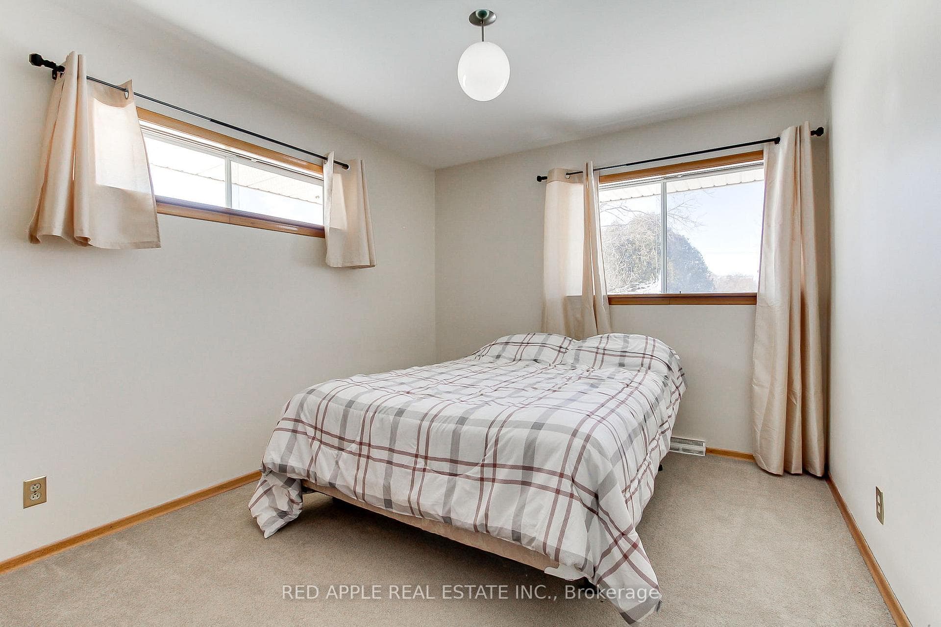 24187 Warden Avenue photo 15