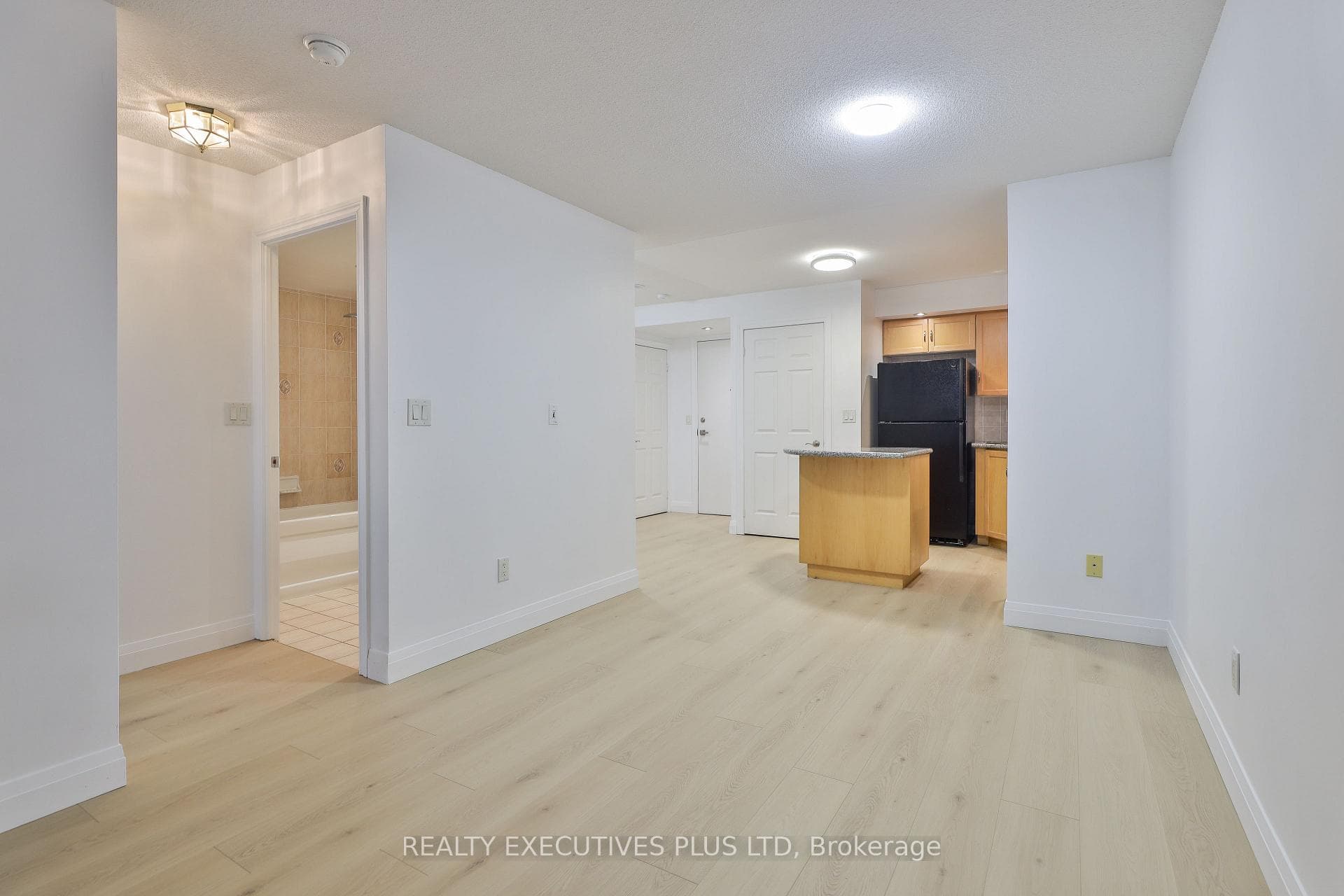 250 Wellington Street Unit 1028 photo 18
