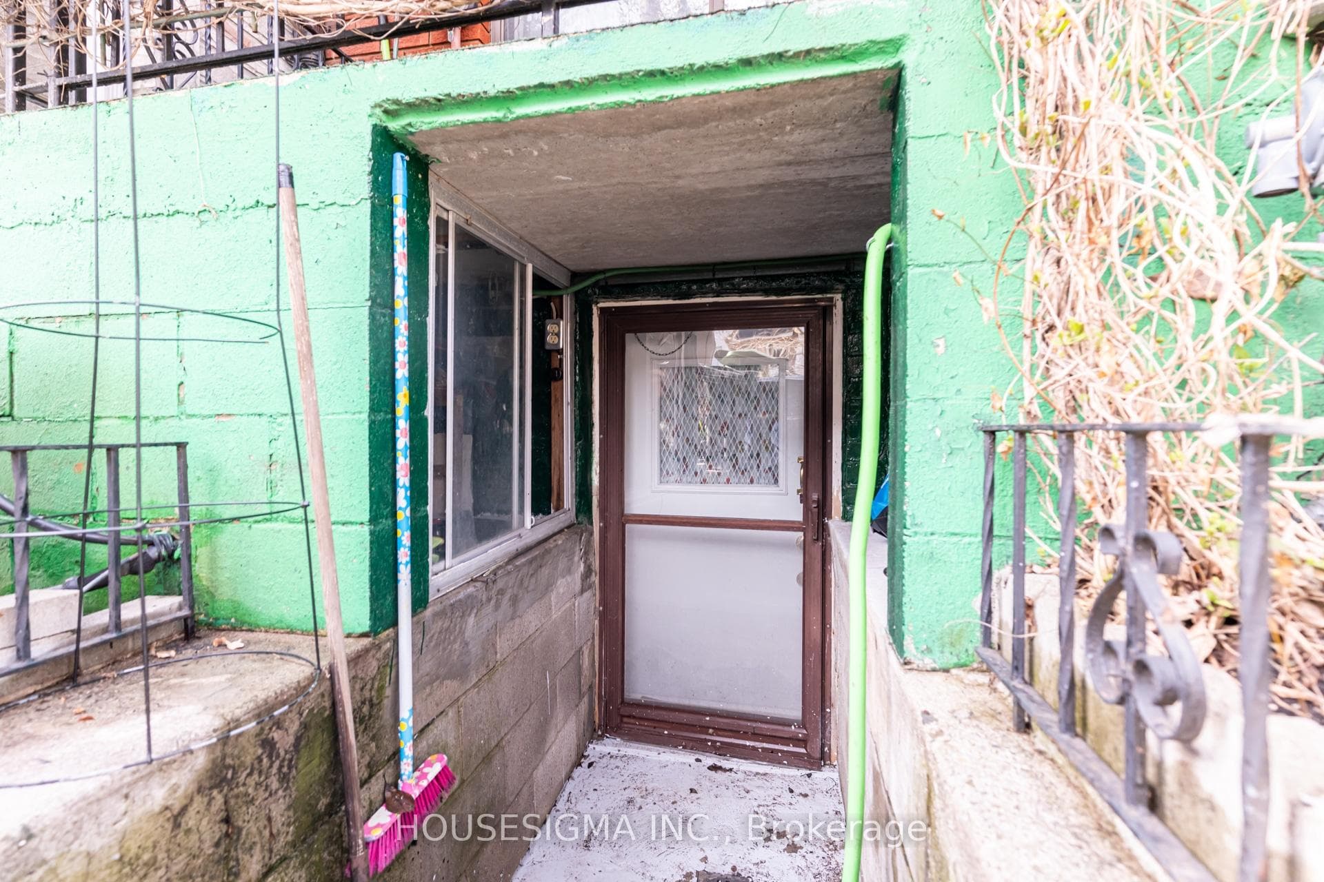 726 Adelaide Street photo 38