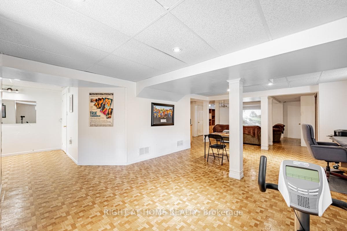 1448 Sandhurst Crescent photo 32