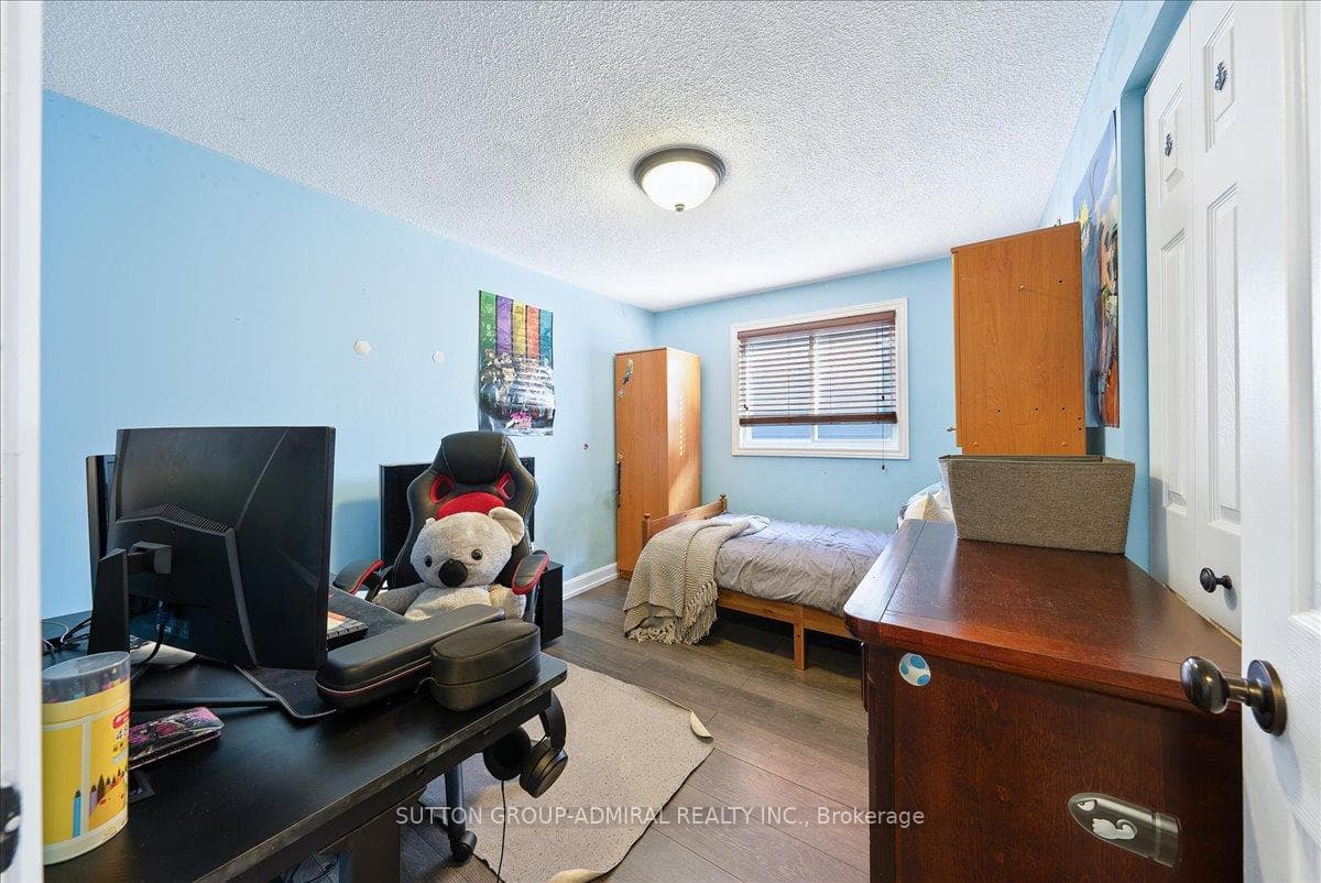 6965 HICKLING Crescent photo 28