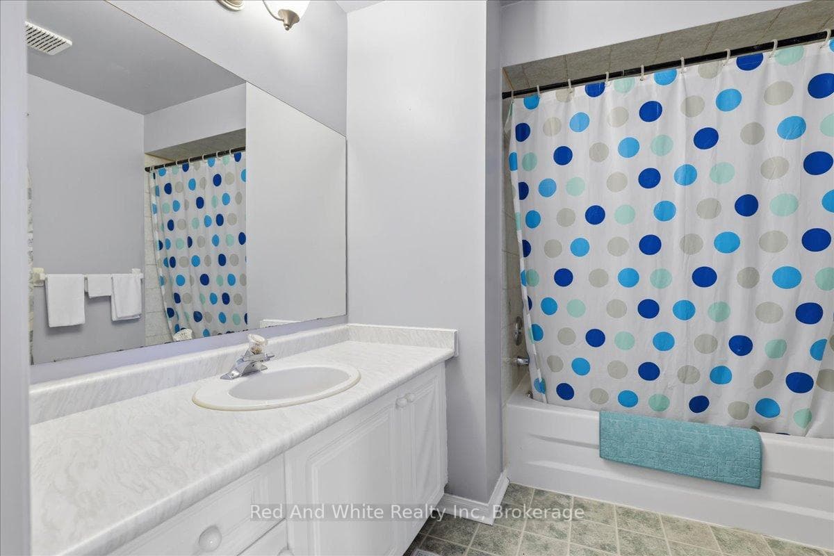 103 Downing Crescent photo 28