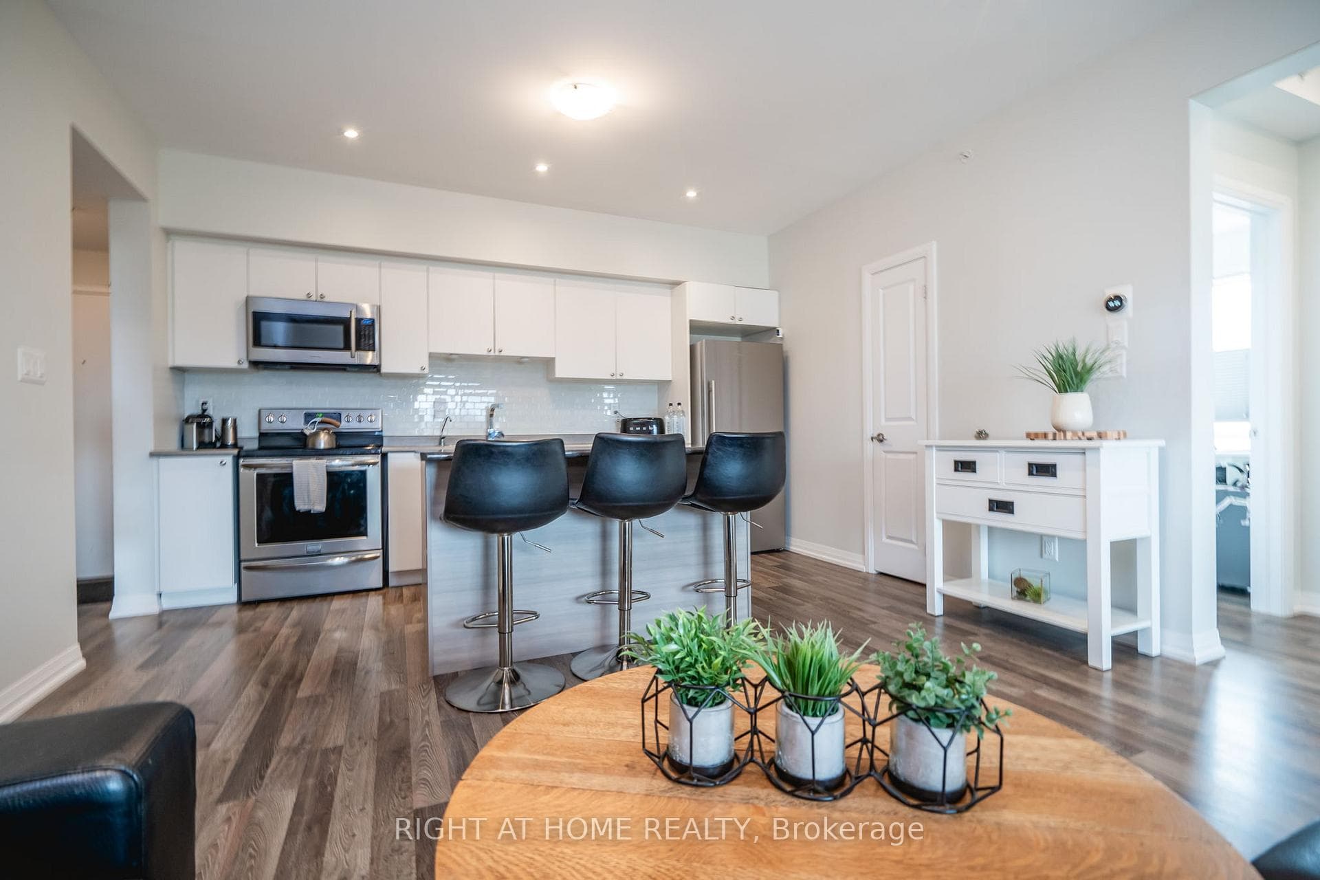 299 Cundles Road Unit 302 photo 5