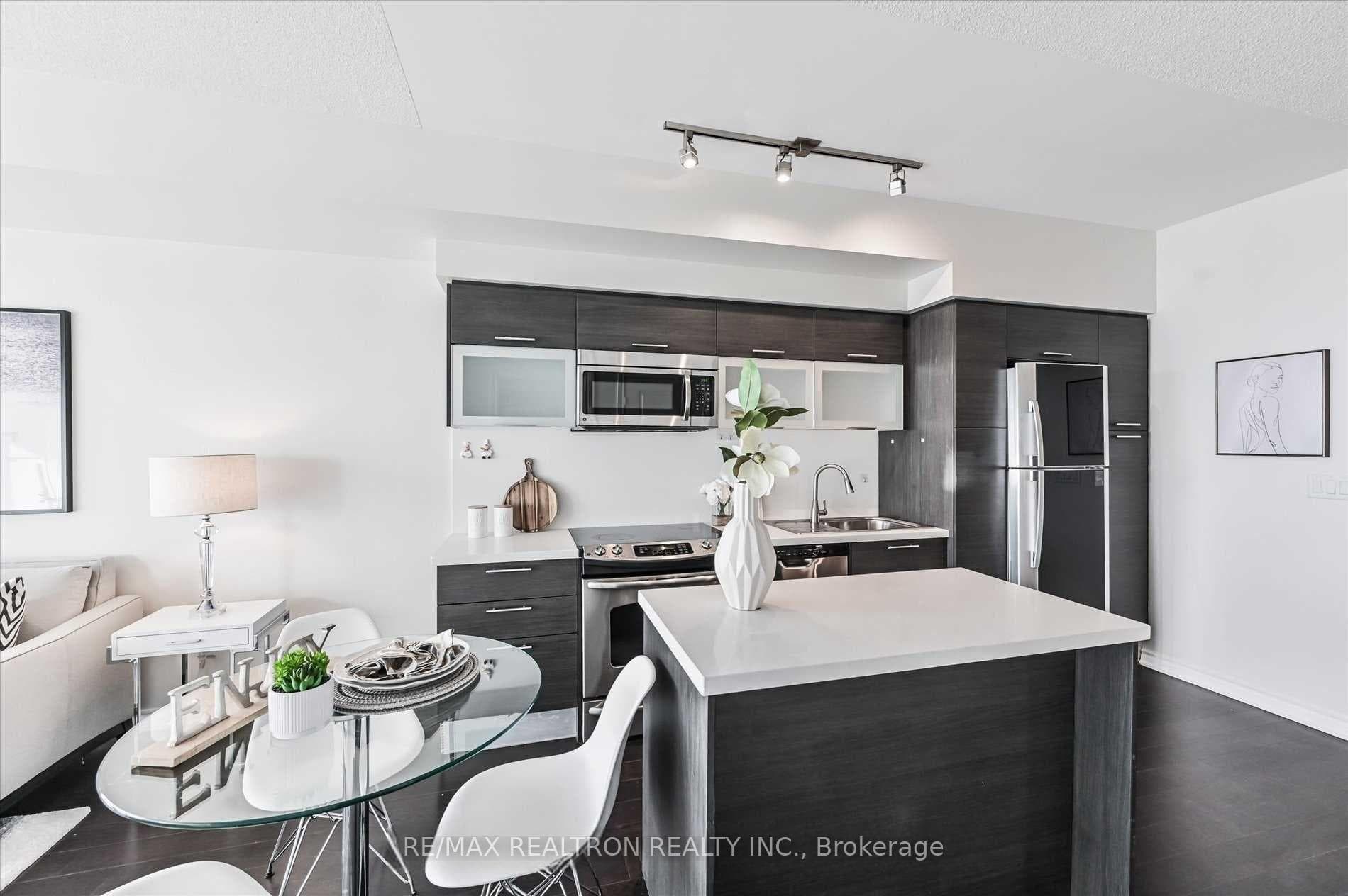 386 Yonge Street Unit 4103 photo 4