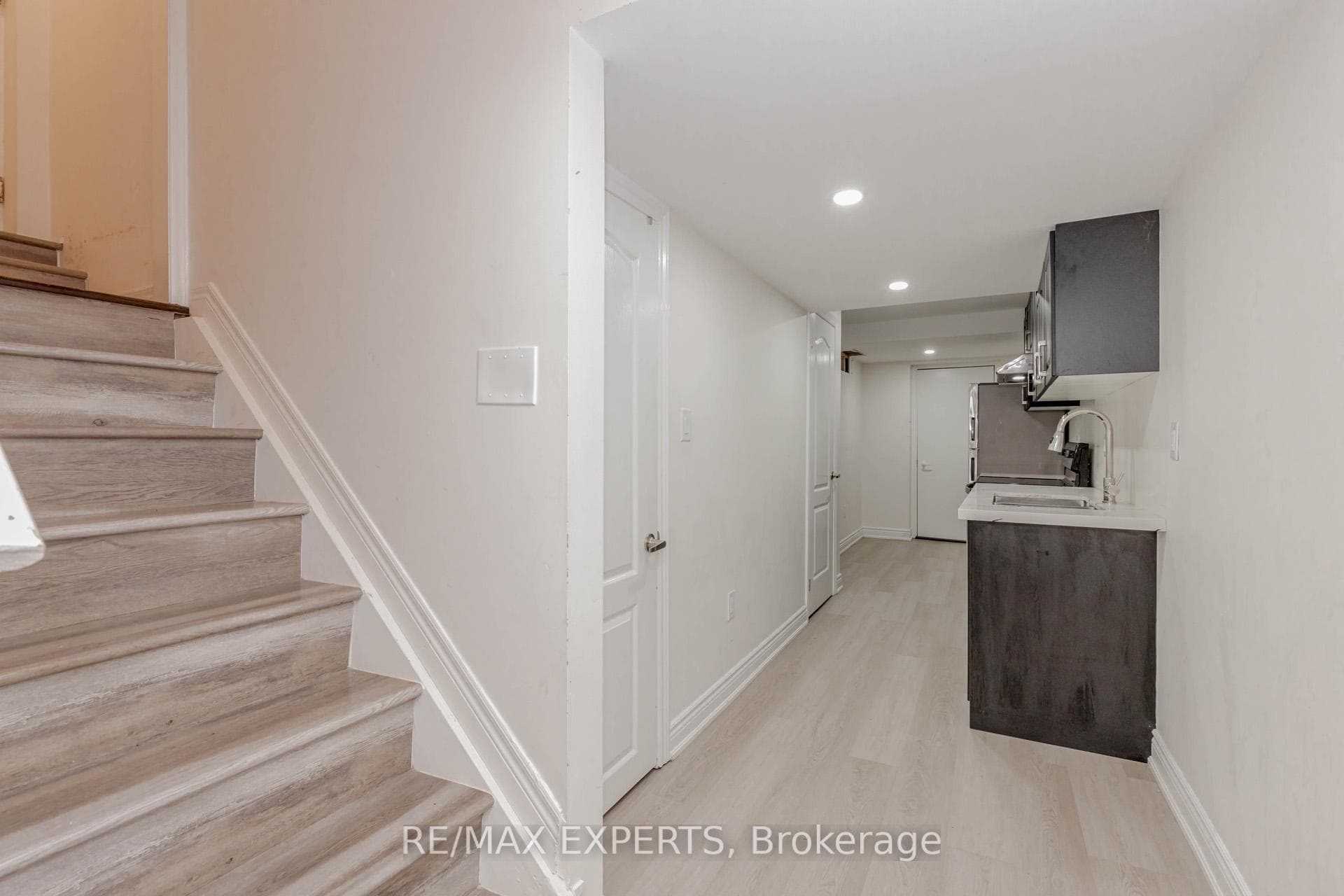 587 Grant Way Unit Bsmt photo 6