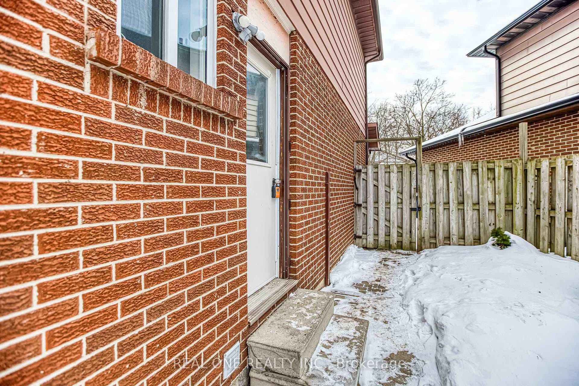 106 Deanscroft Square Unit Bsmt photo 2