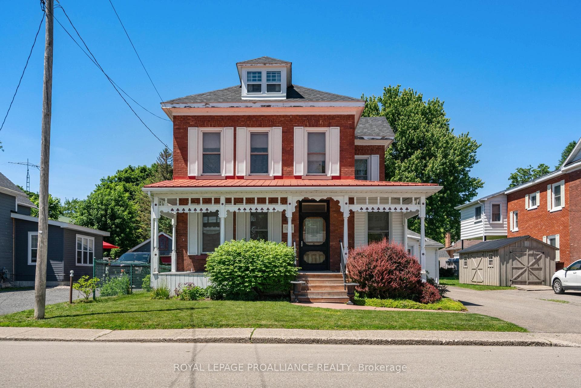 568 James Street photo 1