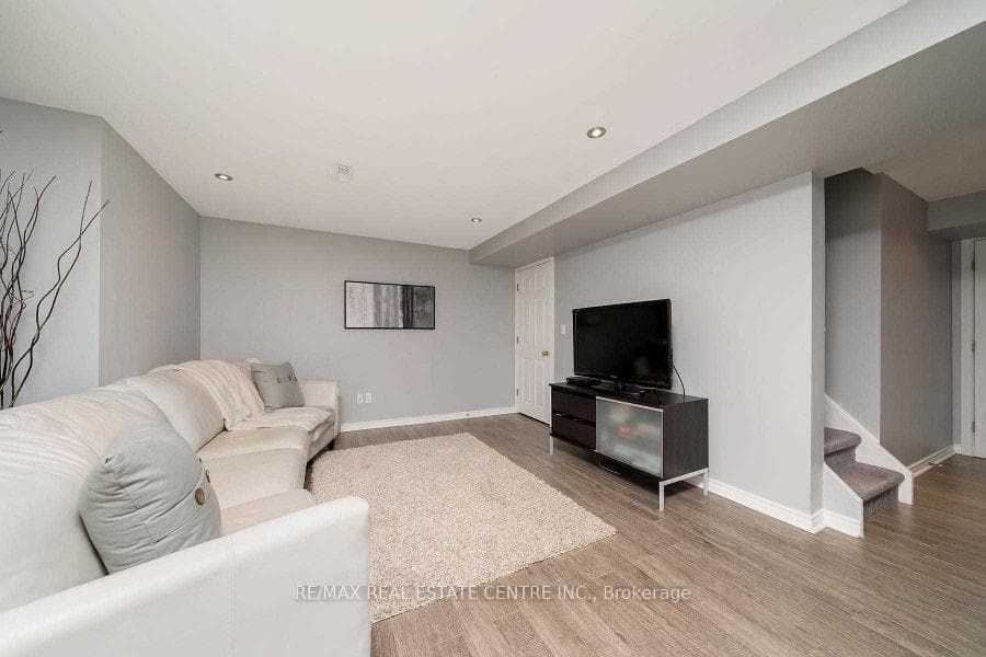 665 Thompson Road photo 8