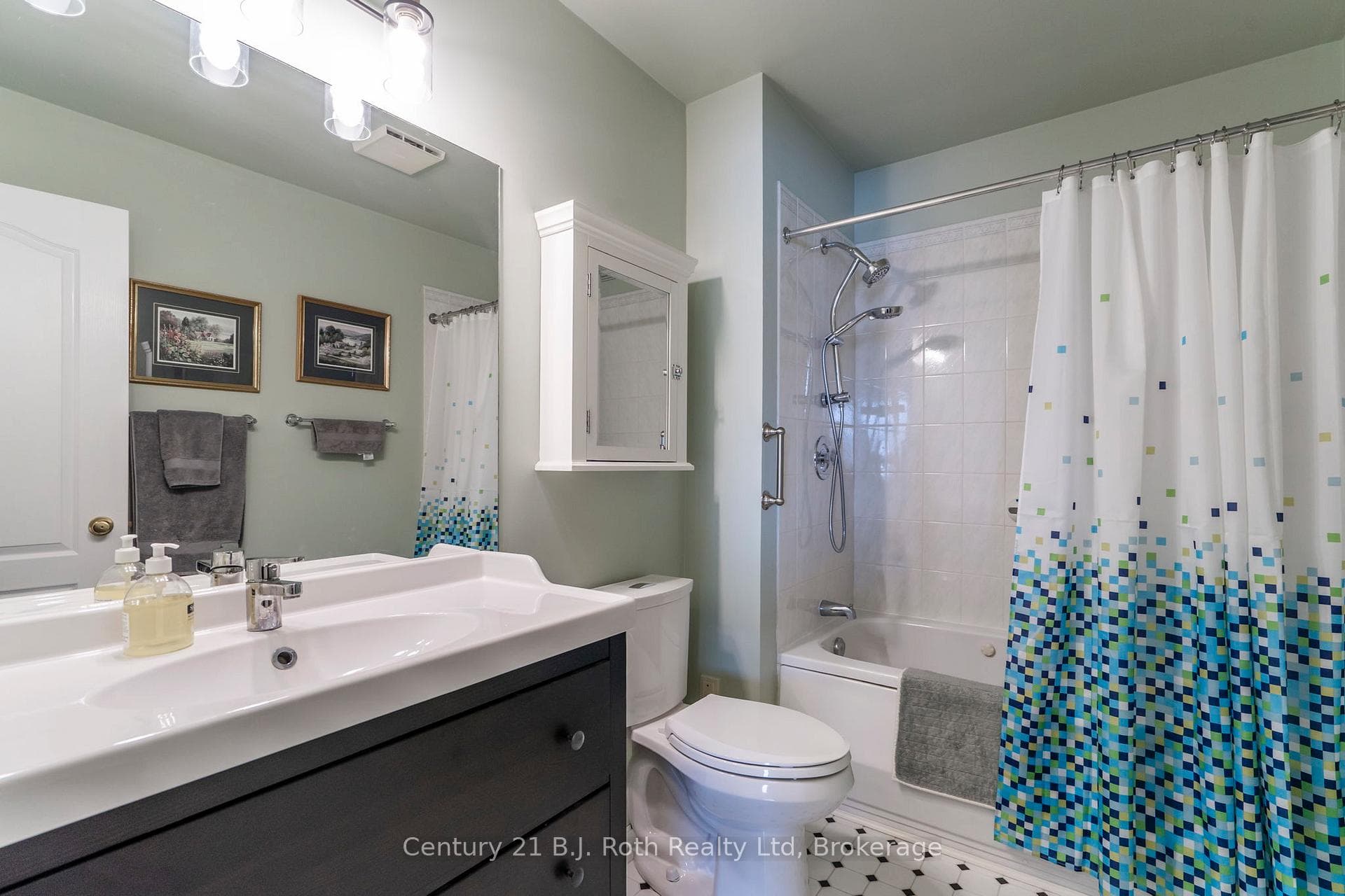 Main Floor Bath 4pc
