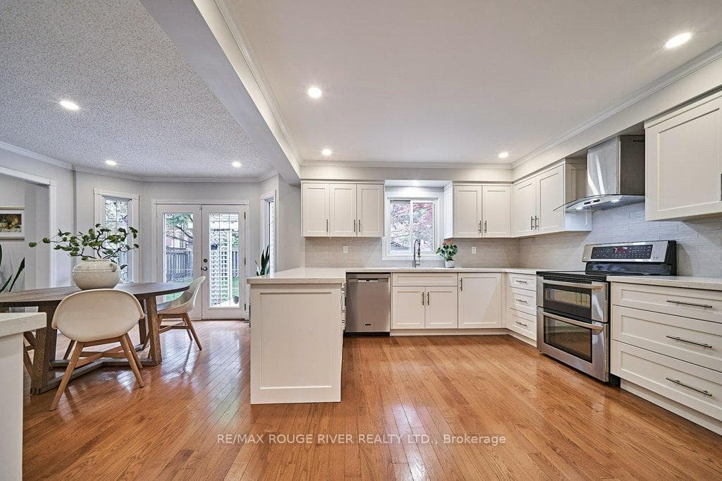 62 Lipton Crescent photo 7