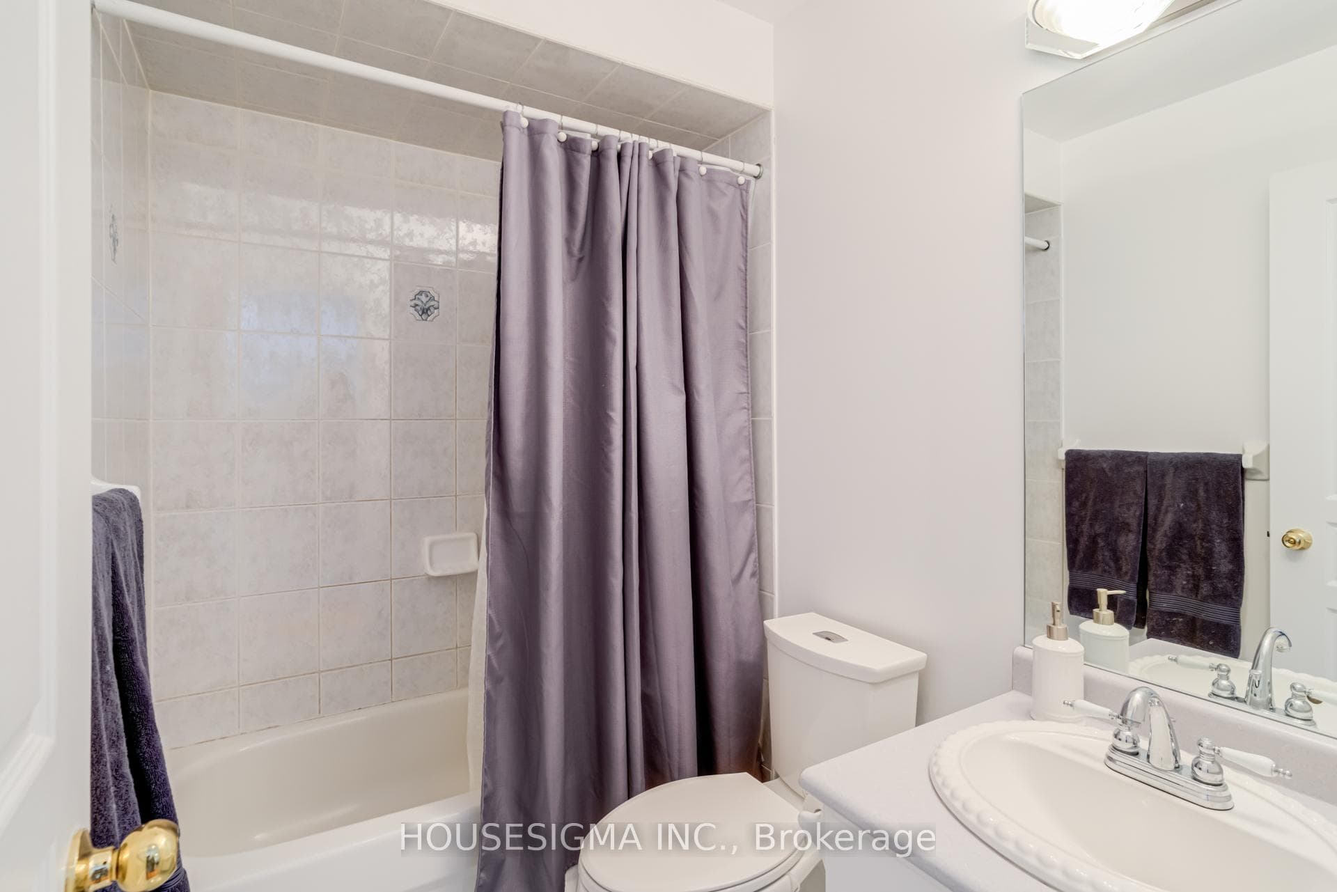 Upper Level 4 Piece Bathroom