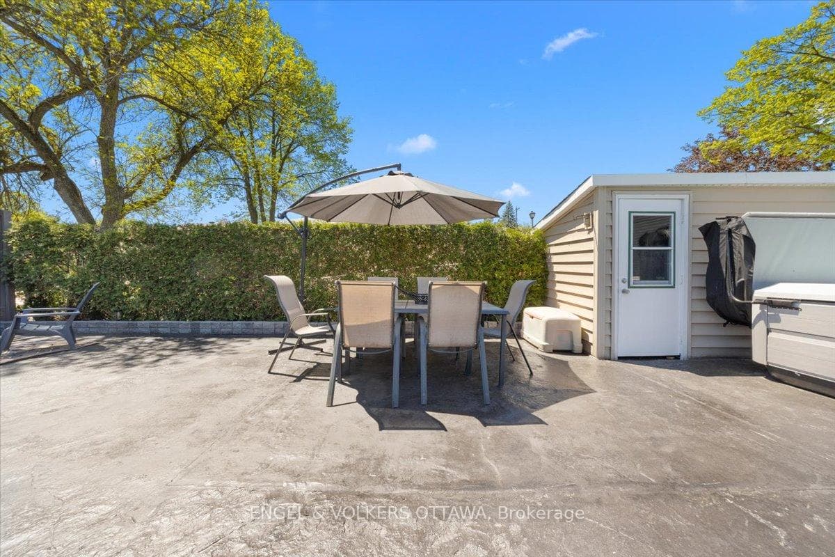 1005 Gold Crescent photo 36