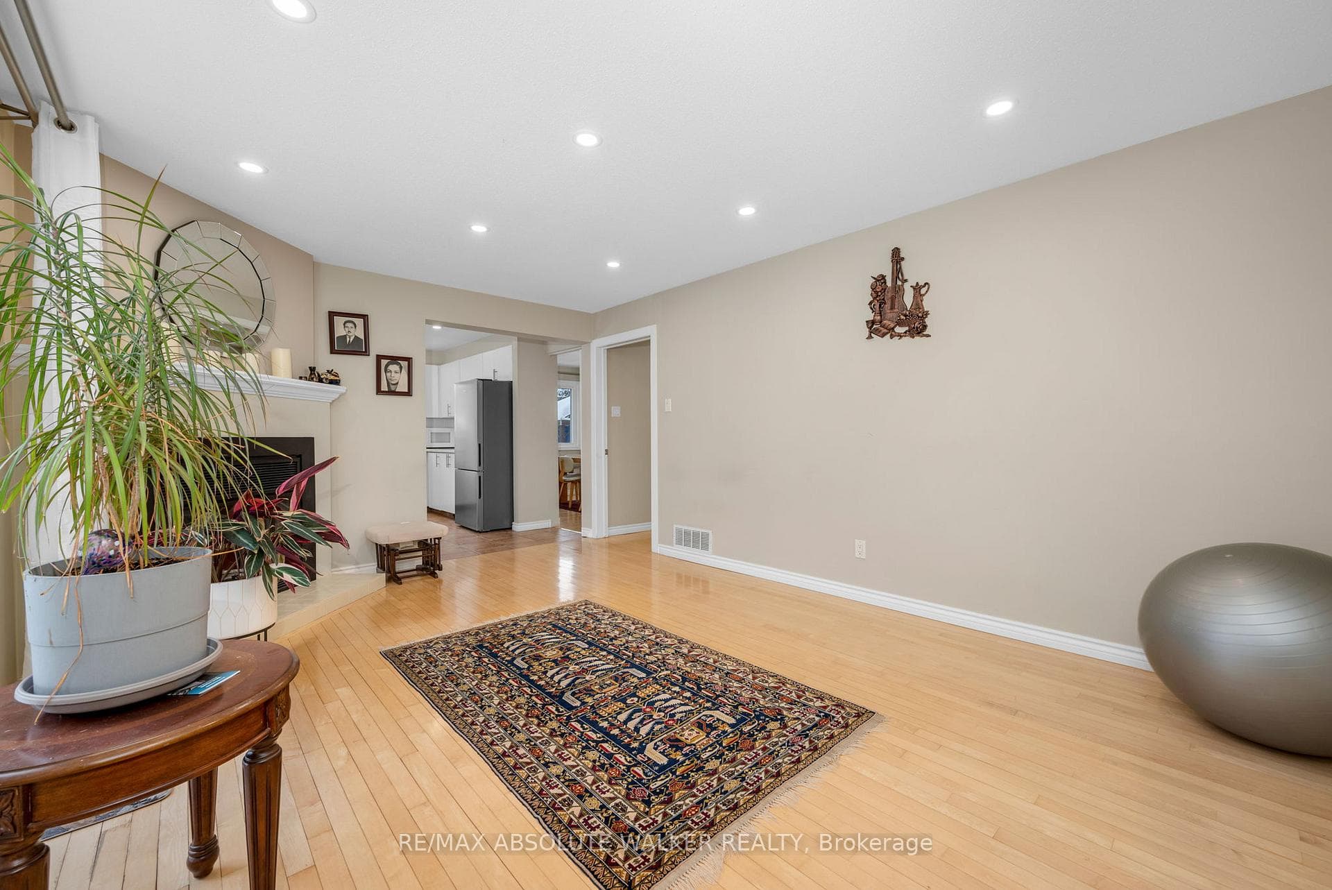 1849 Montereau Avenue photo 18