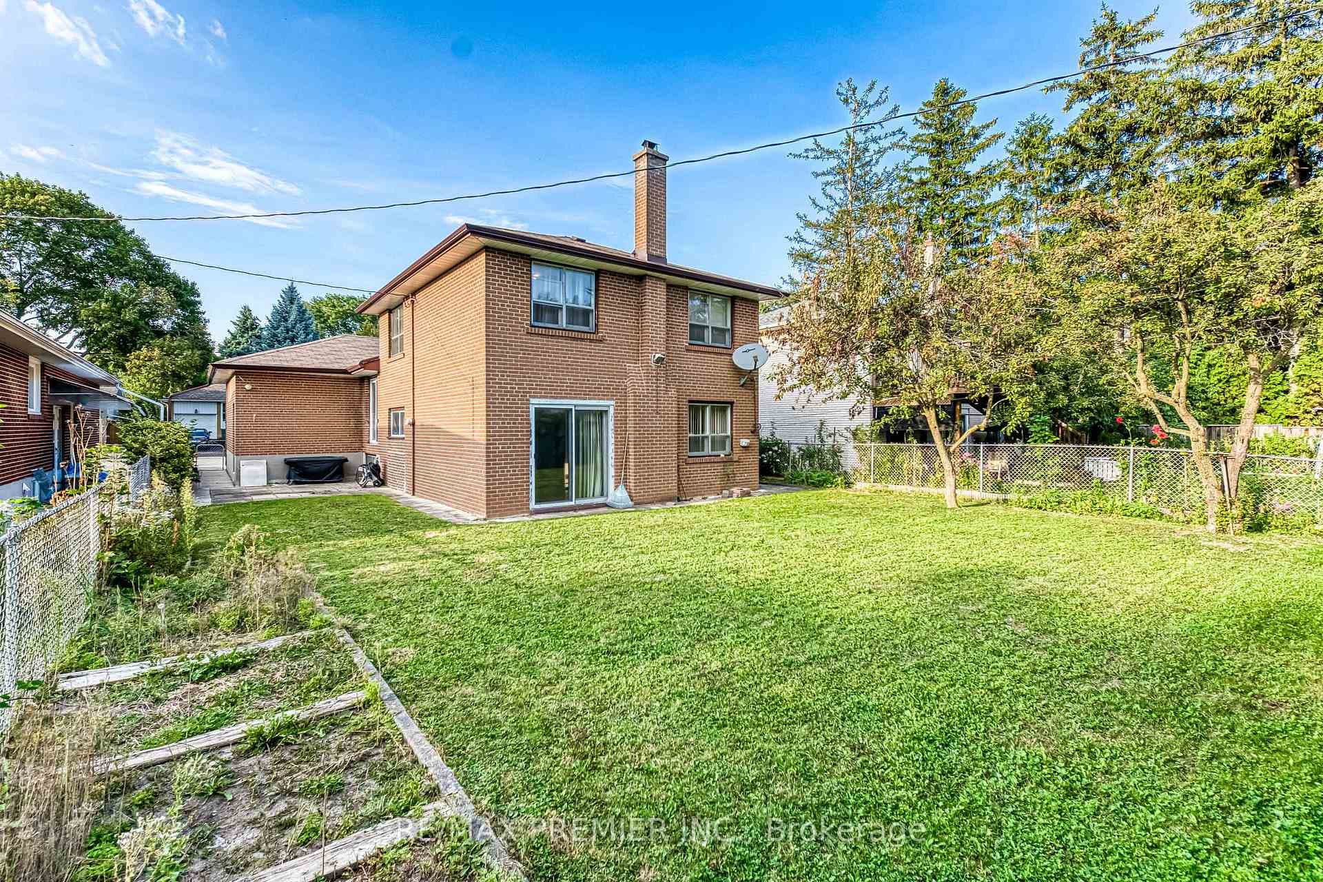 217 La Rose Avenue photo 40