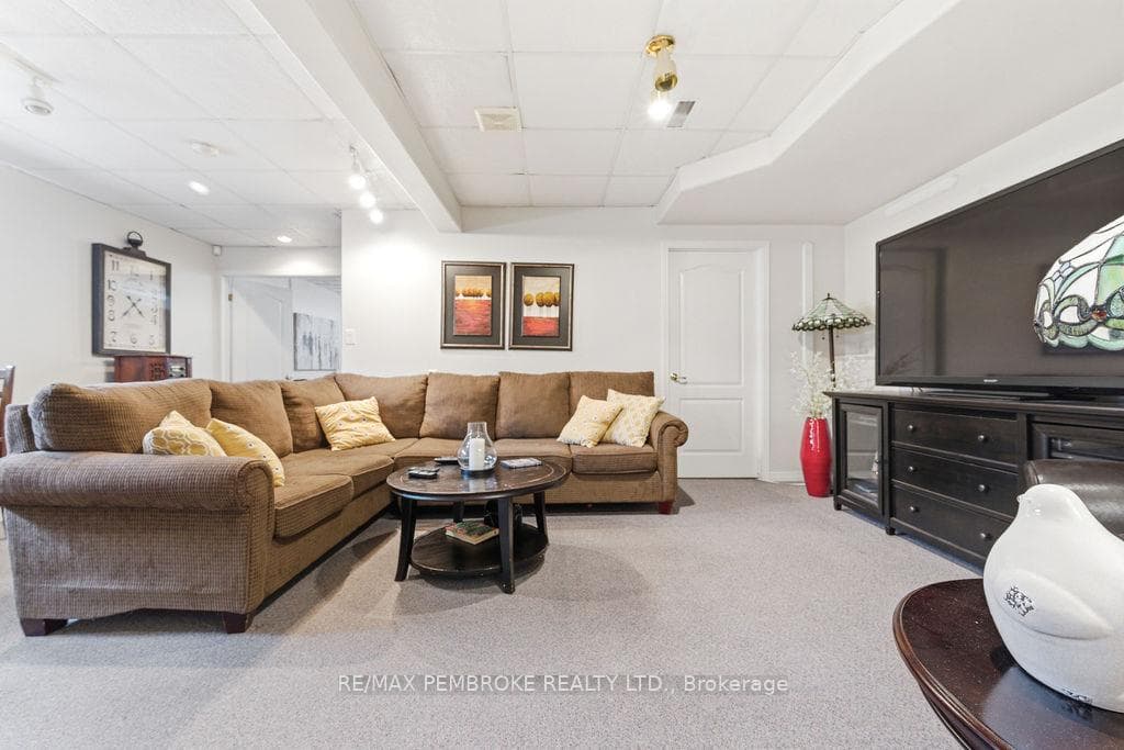 152 Reta Crescent photo 38