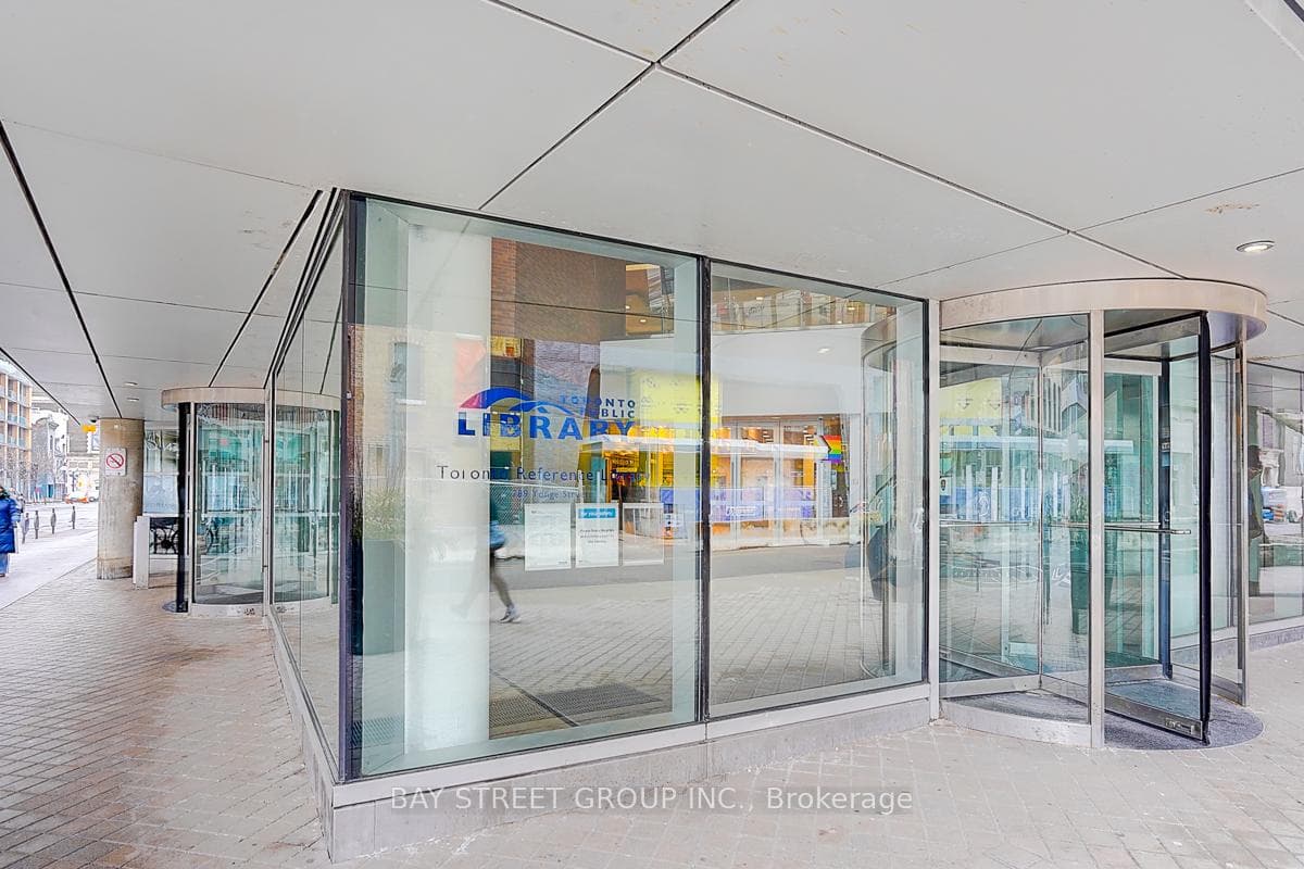 771 Yonge Street Unit 809 photo 2