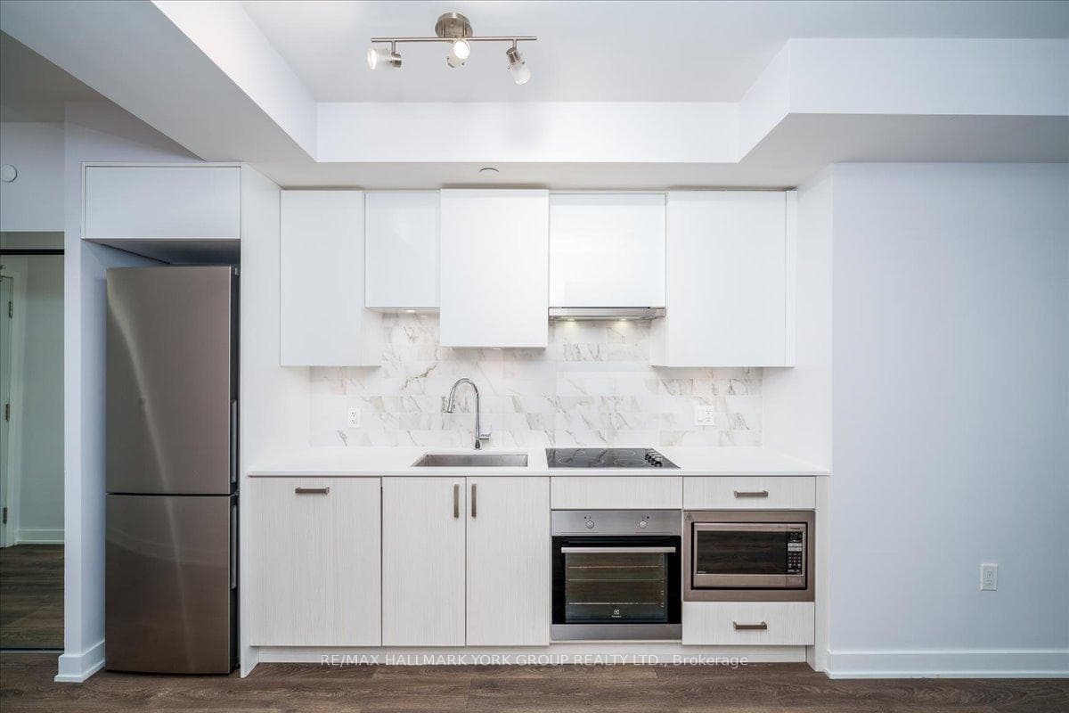 99 Broadway Av - Kitchen