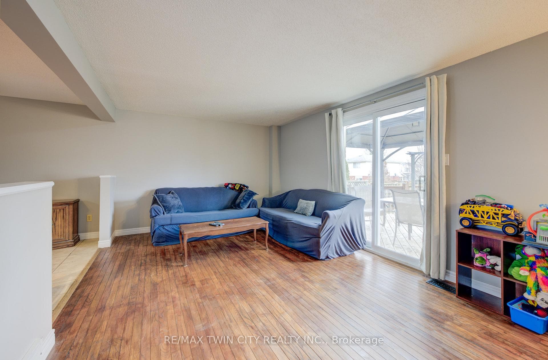 35 Ploughmans Crescent photo 6