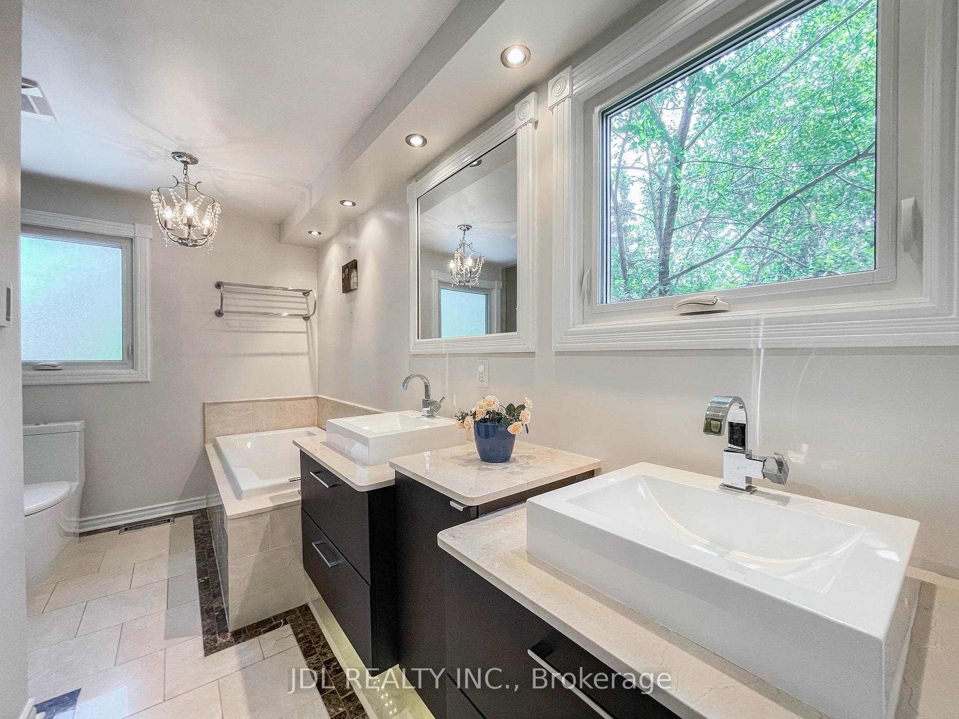 126 Weir Crescent photo 35