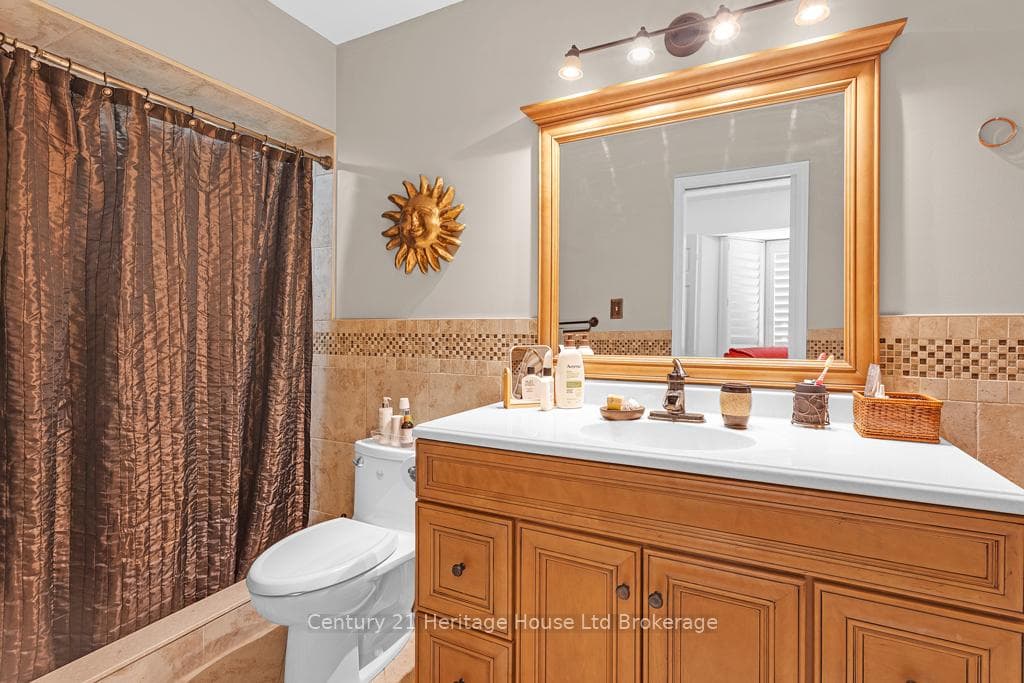 Ensuite bath with walk-in shower