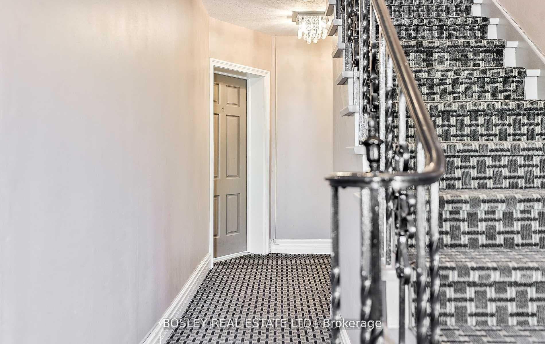 3 Warwick Avenue Unit 1 photo 5