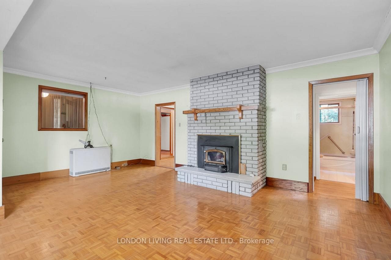 596 Kingsway Avenue photo 5