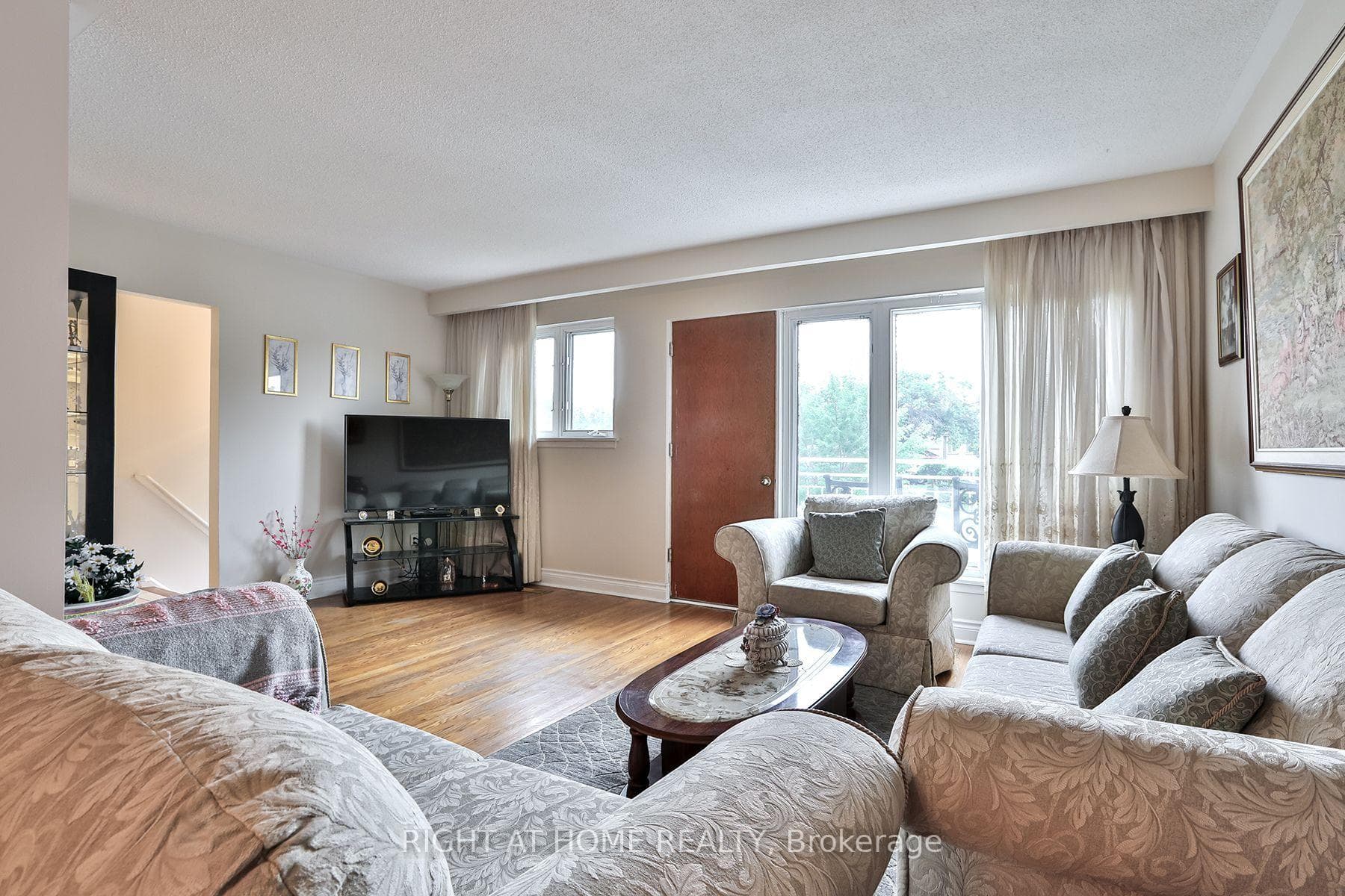 15 Tinton Crescent photo 3