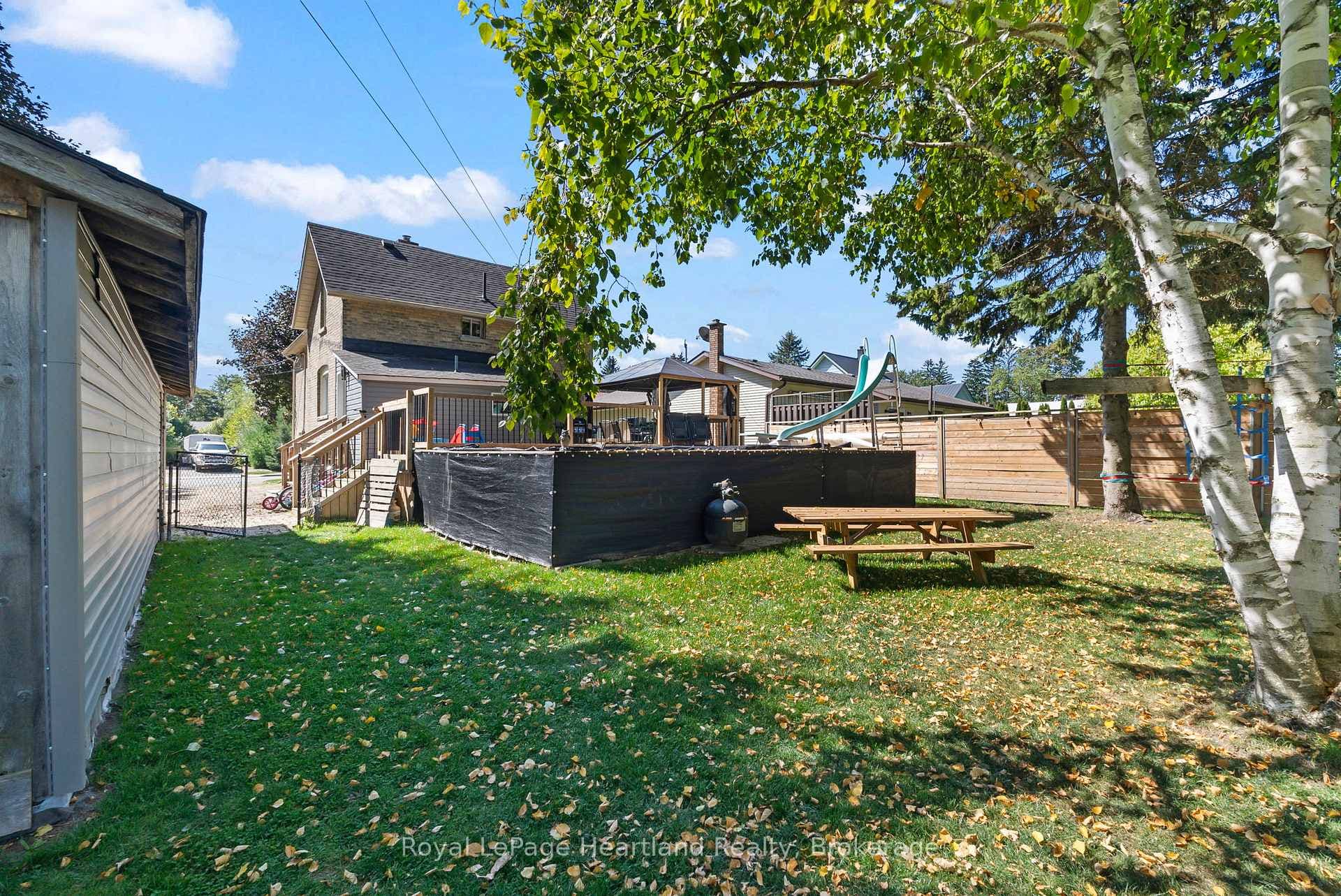 555 RAGLAN Street photo 37