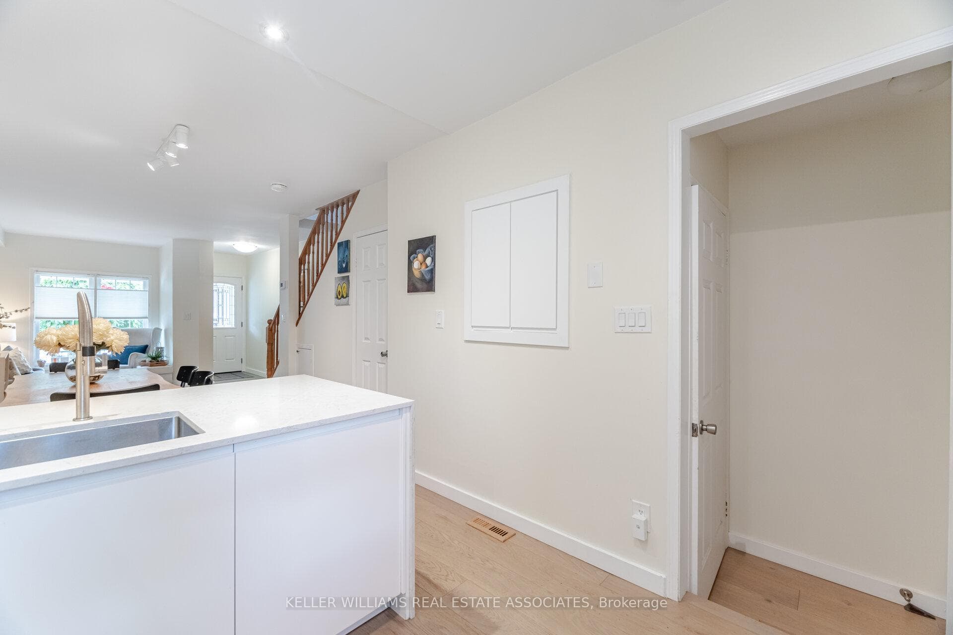 561 Oakwood Avenue photo 12