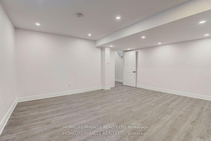 905 Alanbury Crescent photo 8
