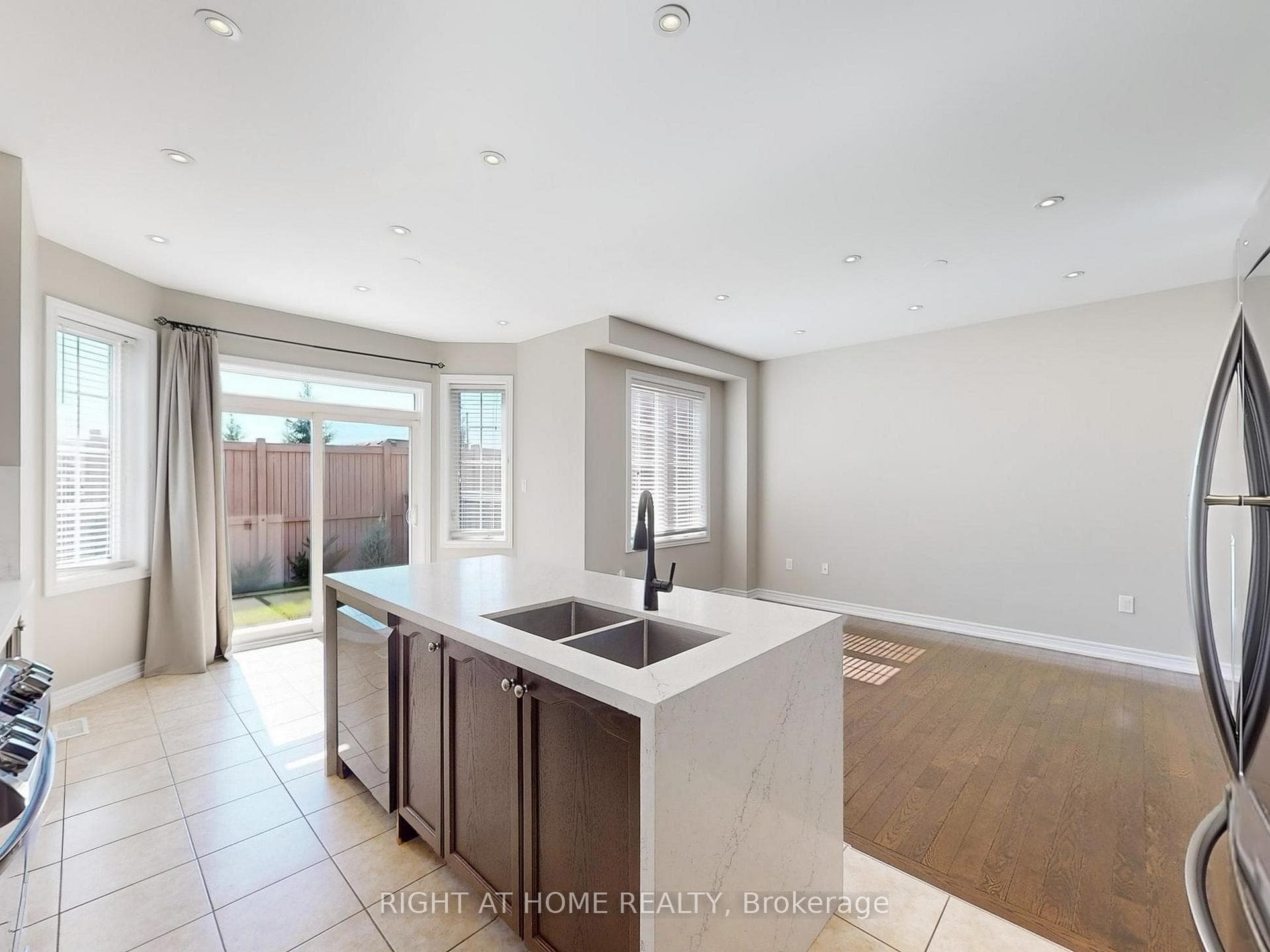 537 Vaughan Court photo 14