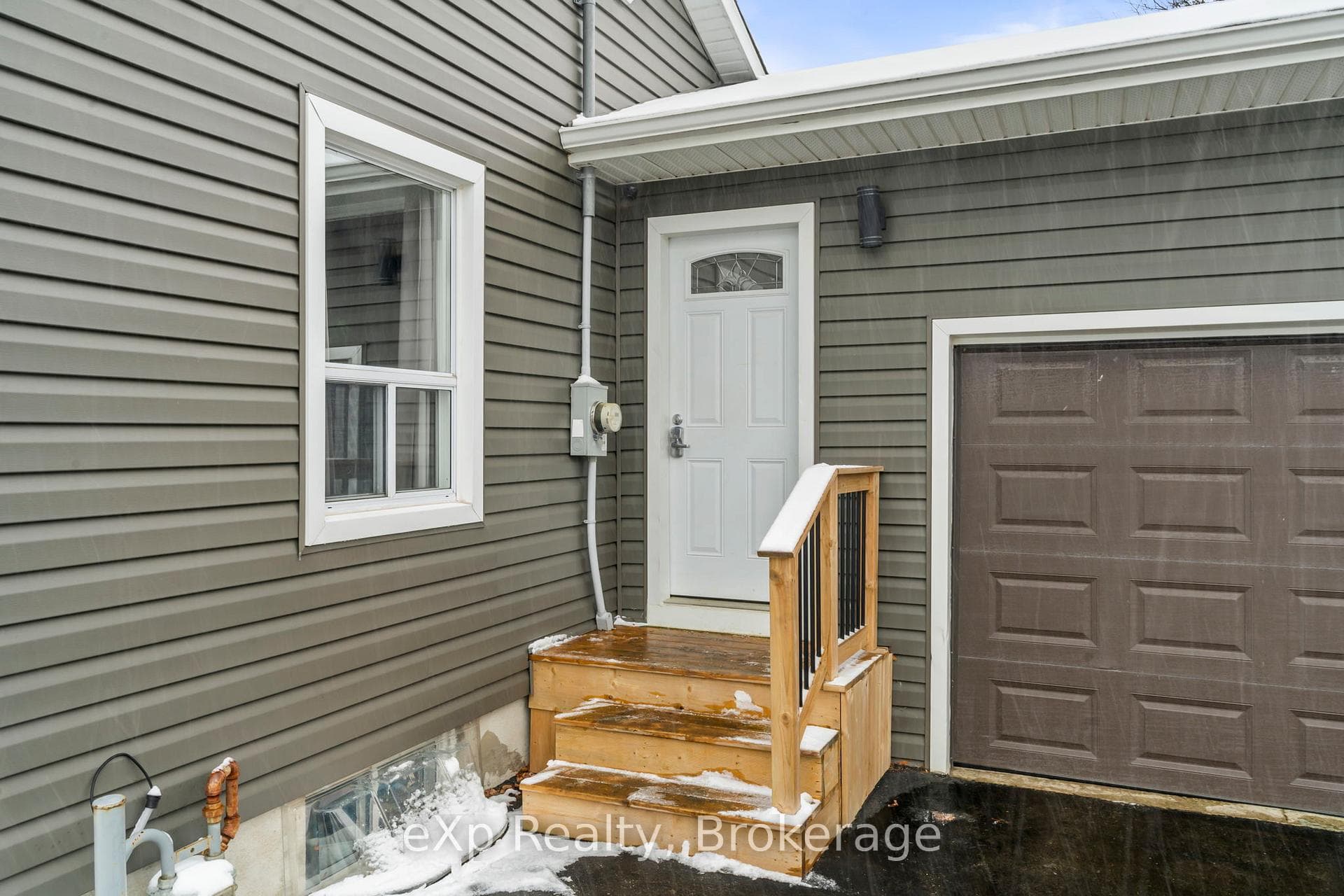 470 QUEEN Street photo 4