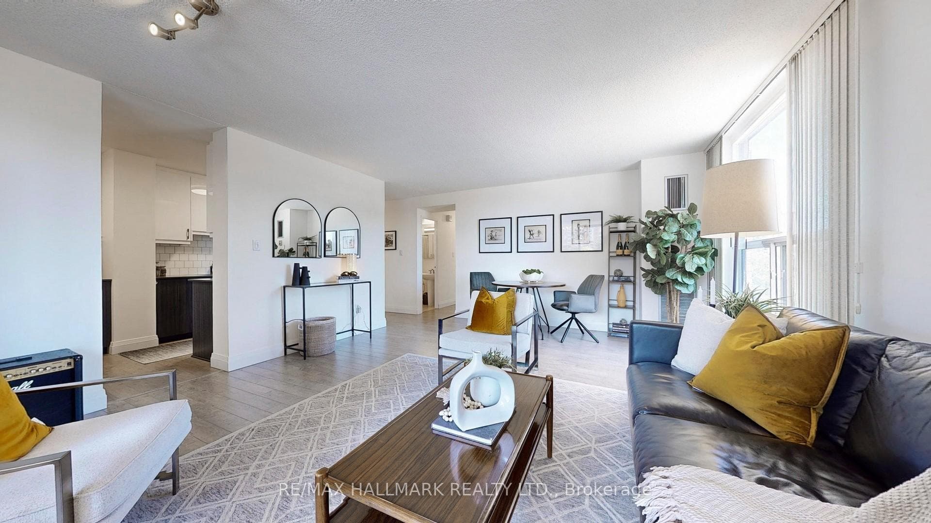 1535 Lakeshore Road Unit 301 photo 2