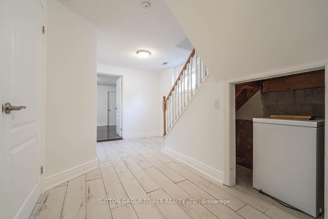225 Park Lawn Road photo 32