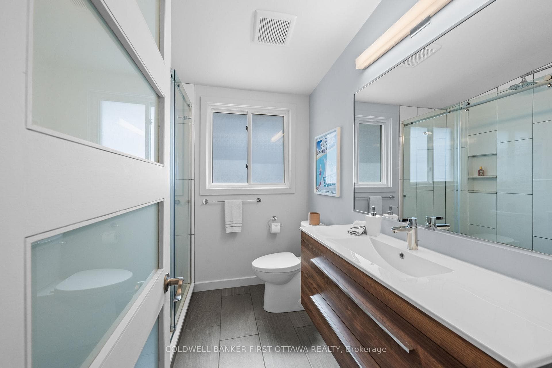Updated 3 pc bathroom w floating vanity.
