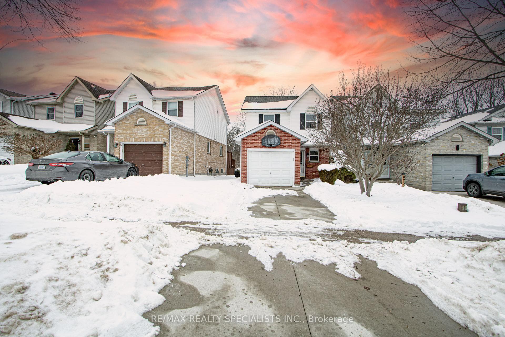 821 Deveron Crescent photo 2