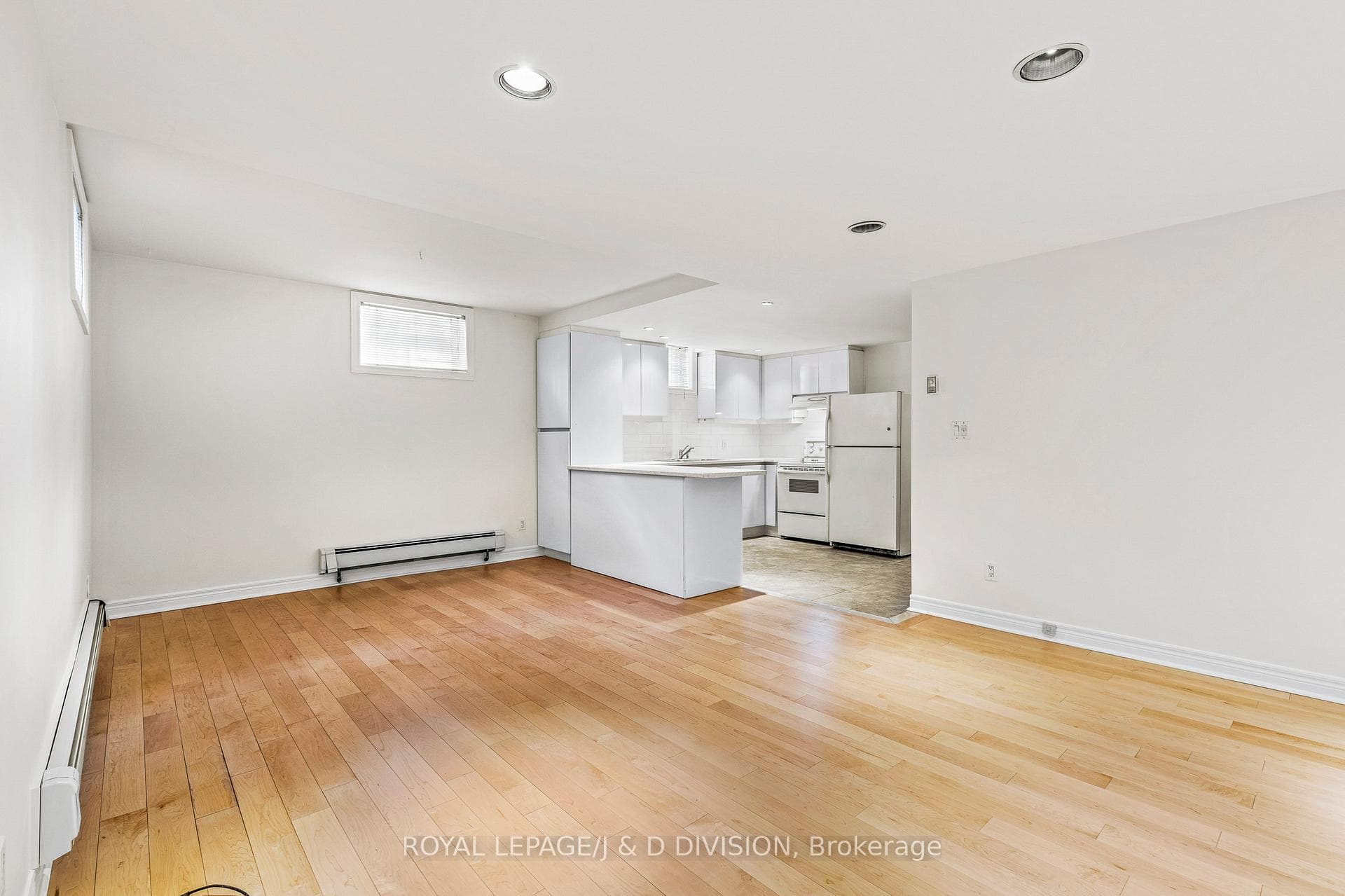 Looking to kitchen from entrance