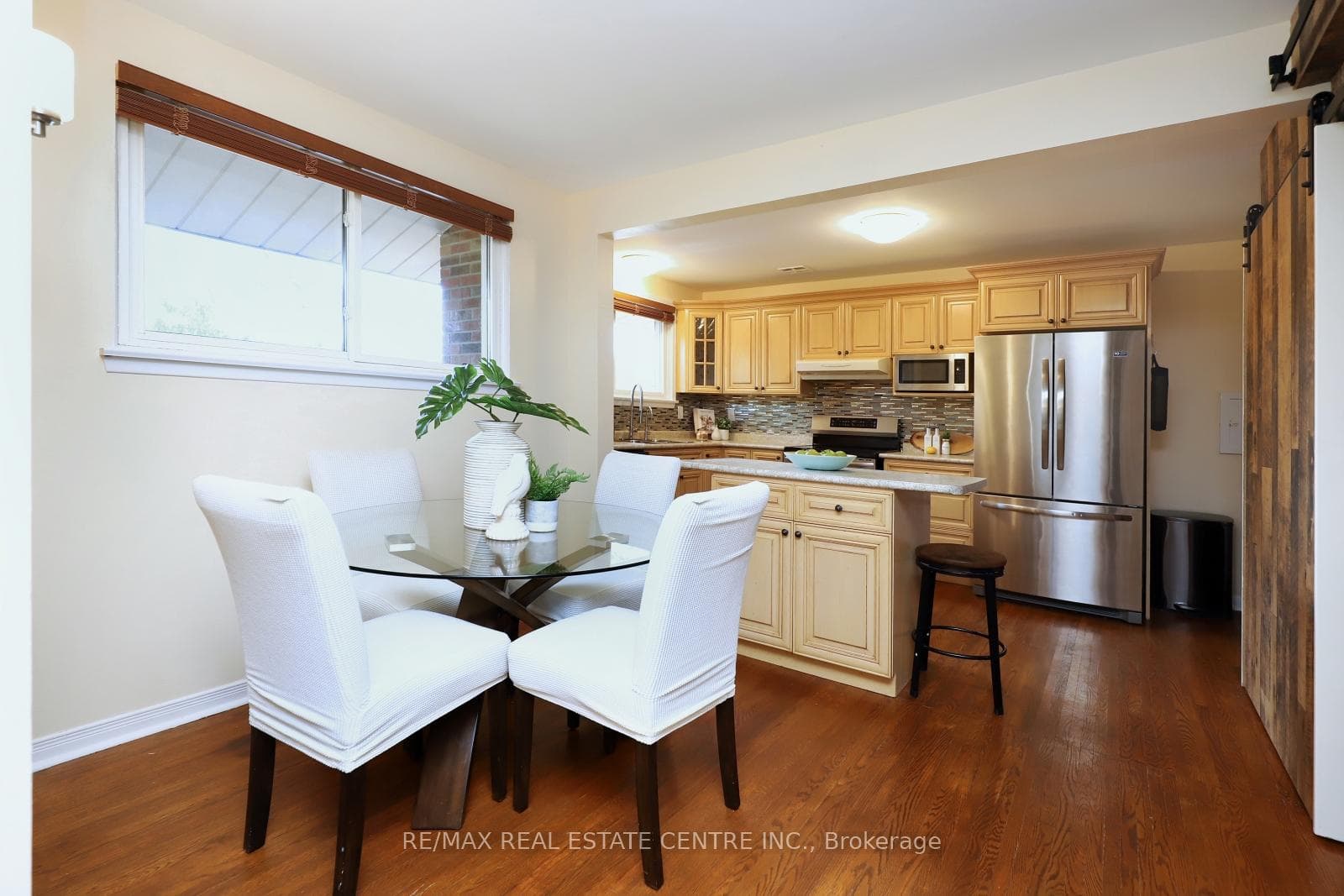 345 Maplewood Crescent photo 12