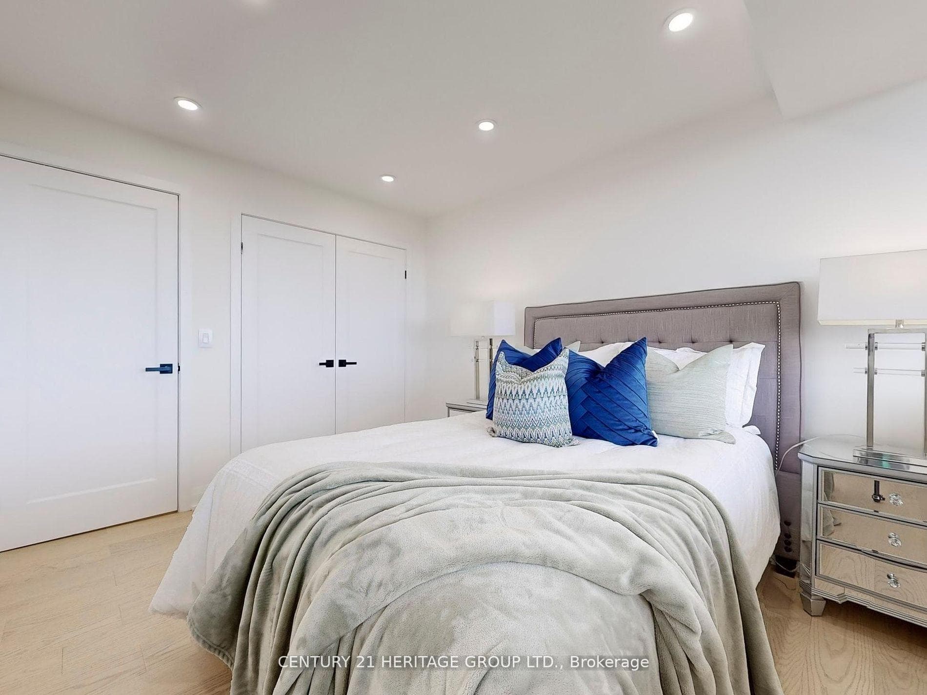 8111 Yonge Street Unit 1604 photo 21