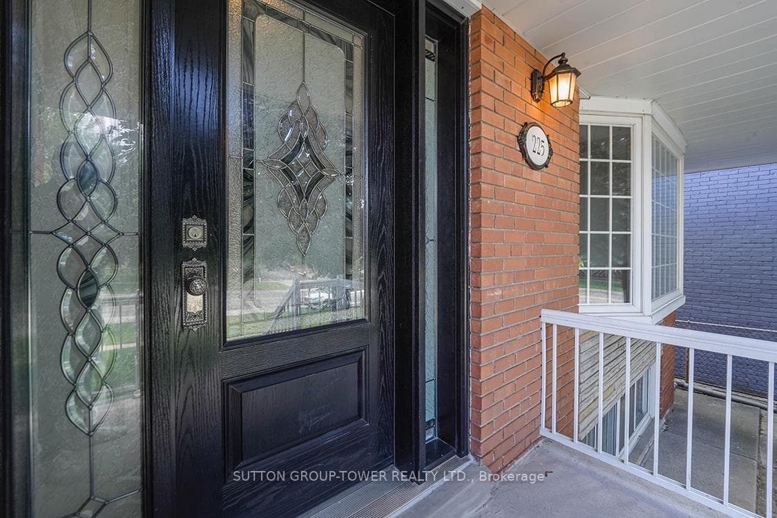 225 Park Lawn Road photo 5
