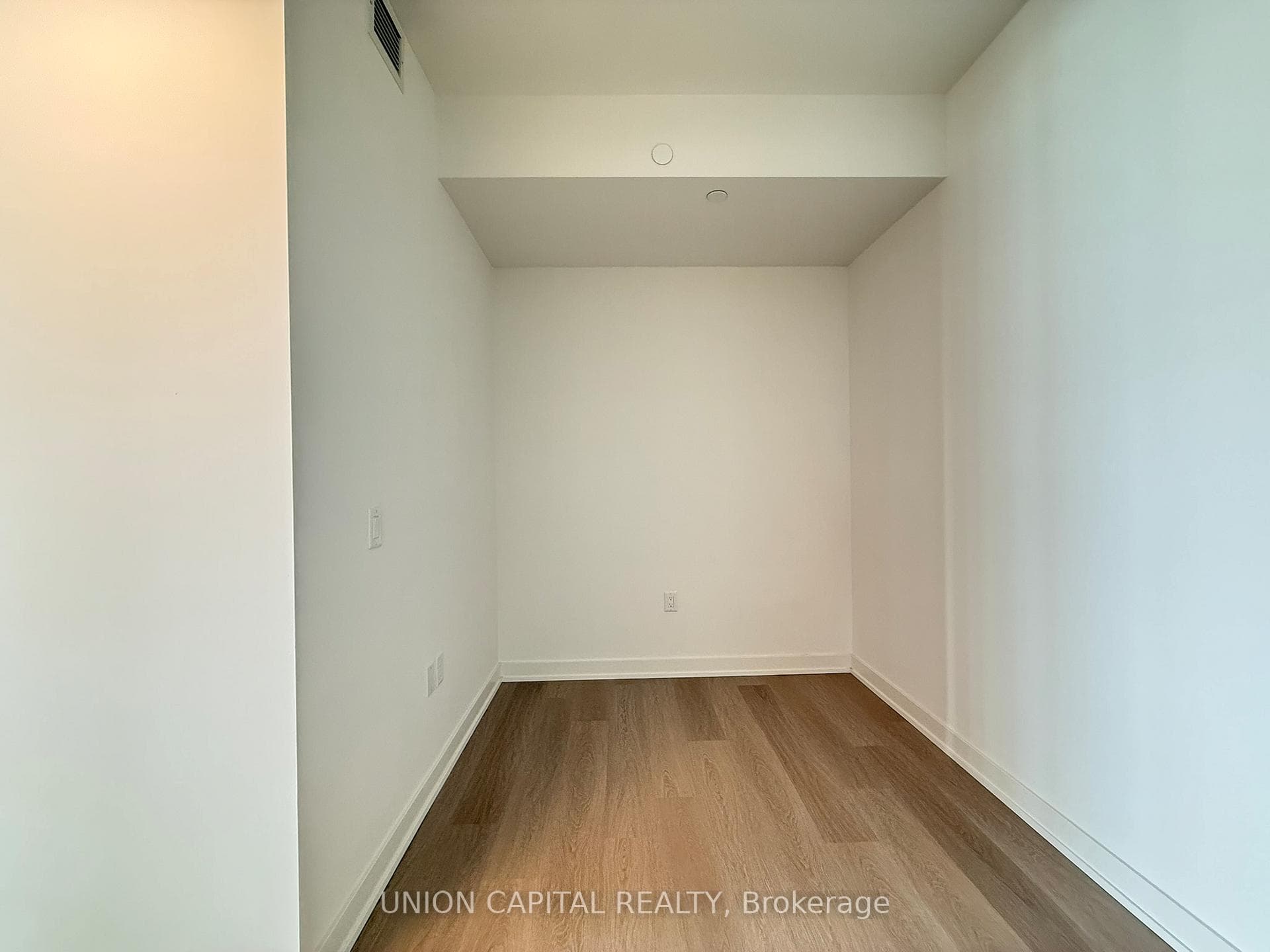 448 Burnhamthorpe Road Unit 511 photo 4