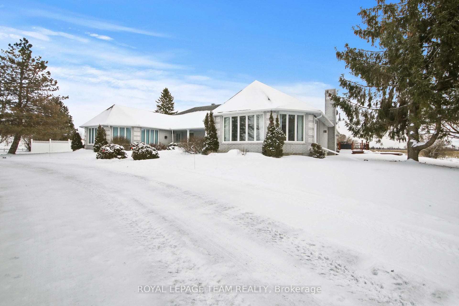 Elegant brick bungalow, entertainers dream!