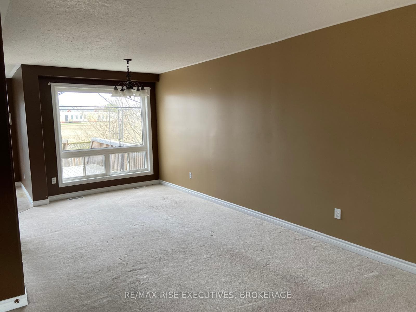 1872 Berrywood Crescent photo 33
